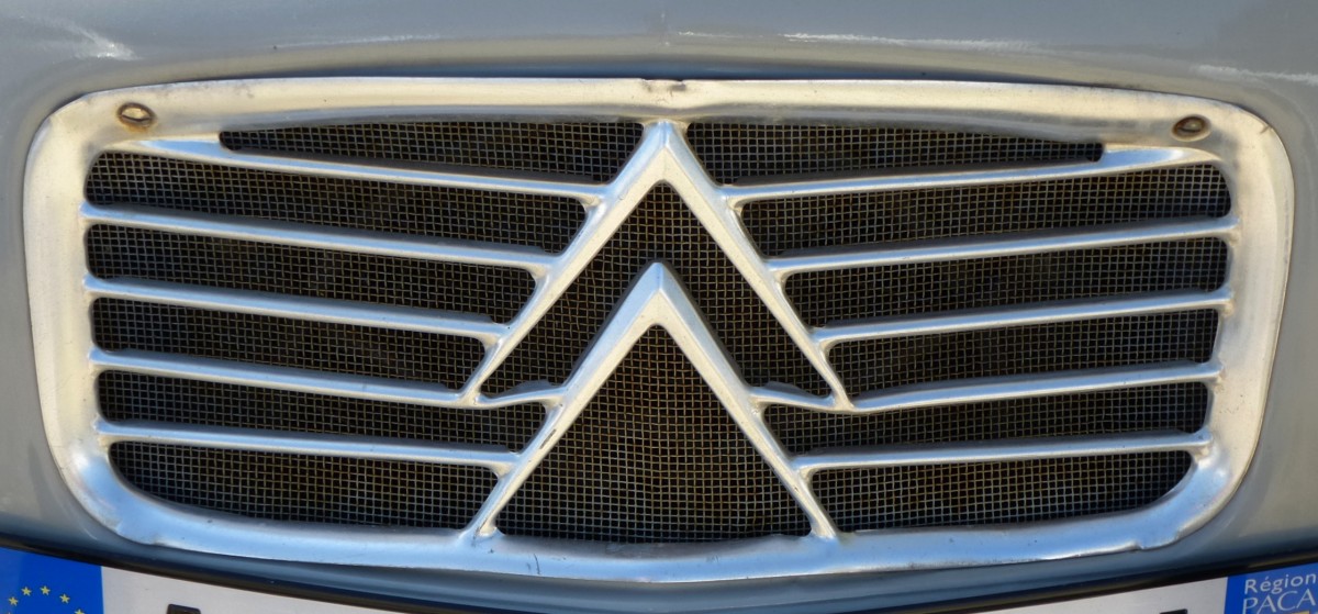 Citroen, Khlergrill mit Citroen-Logo an einem PKW 2CV (Ente), Aug.2013 