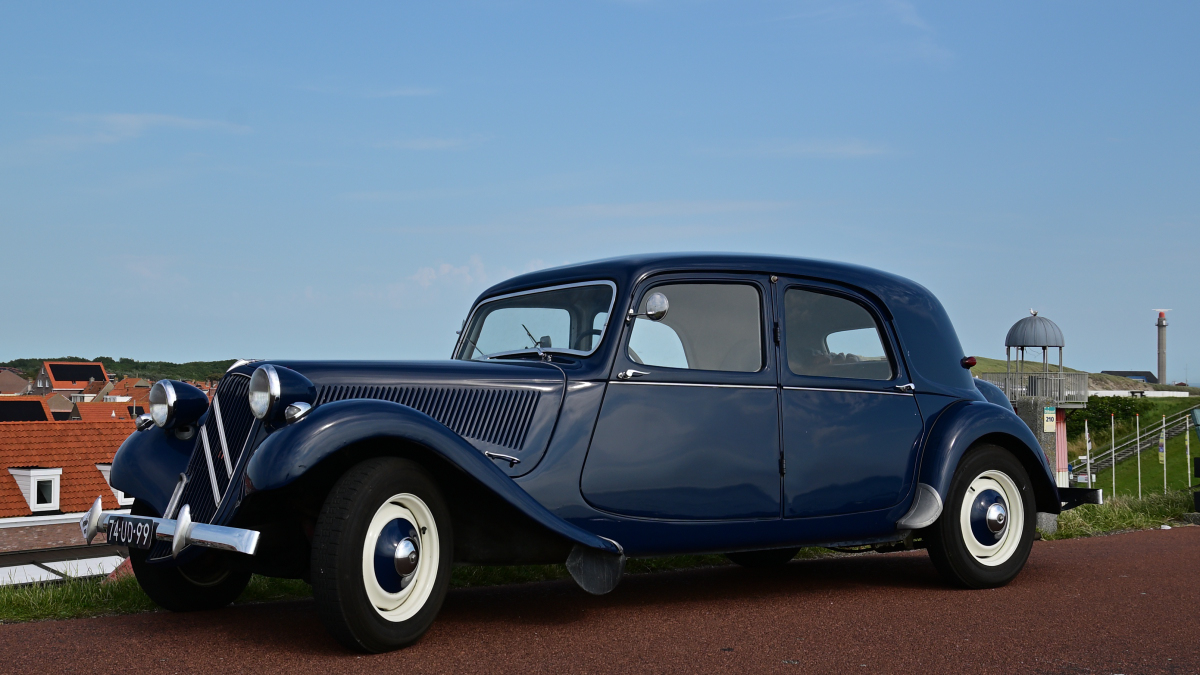 Citro�n Traction Avant, auf dem Damm in  Westkapelle, Walcheren, Zeeland, NL, im Urlaub gesehen. 24. Wasschappelse Oldtimerrit am Samstag, den 20. Juni 2026