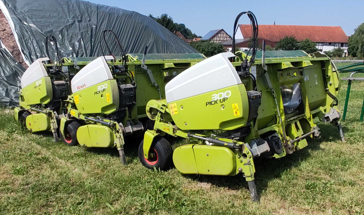 =Claas 300 Pick Up`s f�r Jaguar-H�cksler, gesehen beim Firmengeburtstag:  66 Jahre Lohnunternehmen HERRLICH  aus Langenbieber, 06-2026