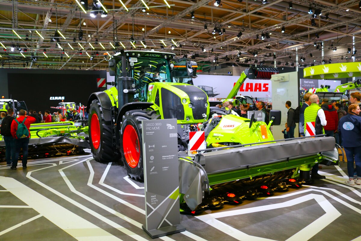 Claas Axion 930 am 18.11.23 auf der Agritechnica 2023 in Hannover