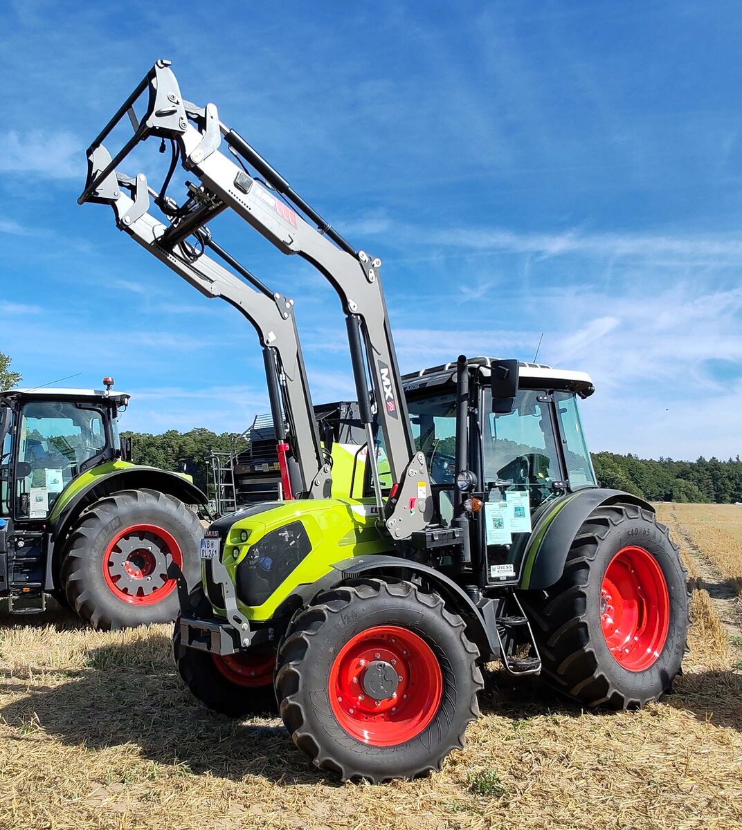 =Claas Axos, gesehen bei der Oldtimerausstellung der OLDTIMERFREUNDE OHMTAL in Dannenrod, 09-2025