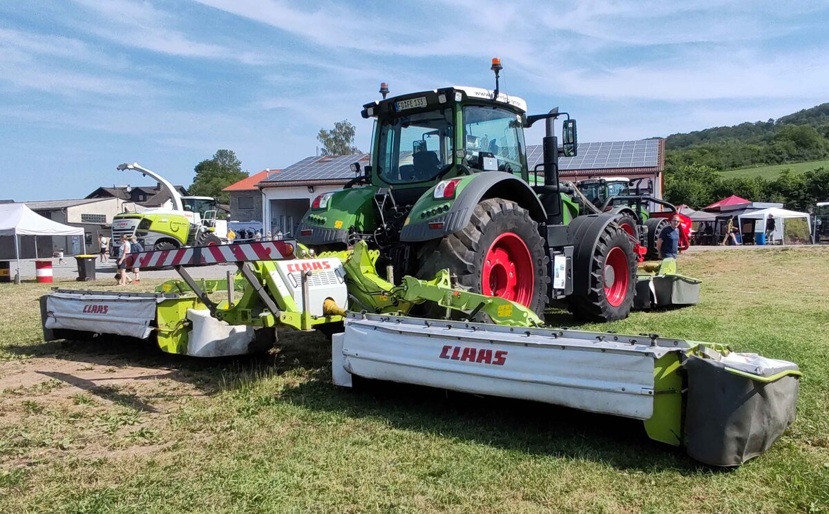 =Claas Disco-Heckm�hwerk, angebaut an einen Fendt Vario, gesehen beim Firmengeburtstag:  66 Jahre Lohnunternehmen HERRLICH  aus Langenbieber, 06-2026