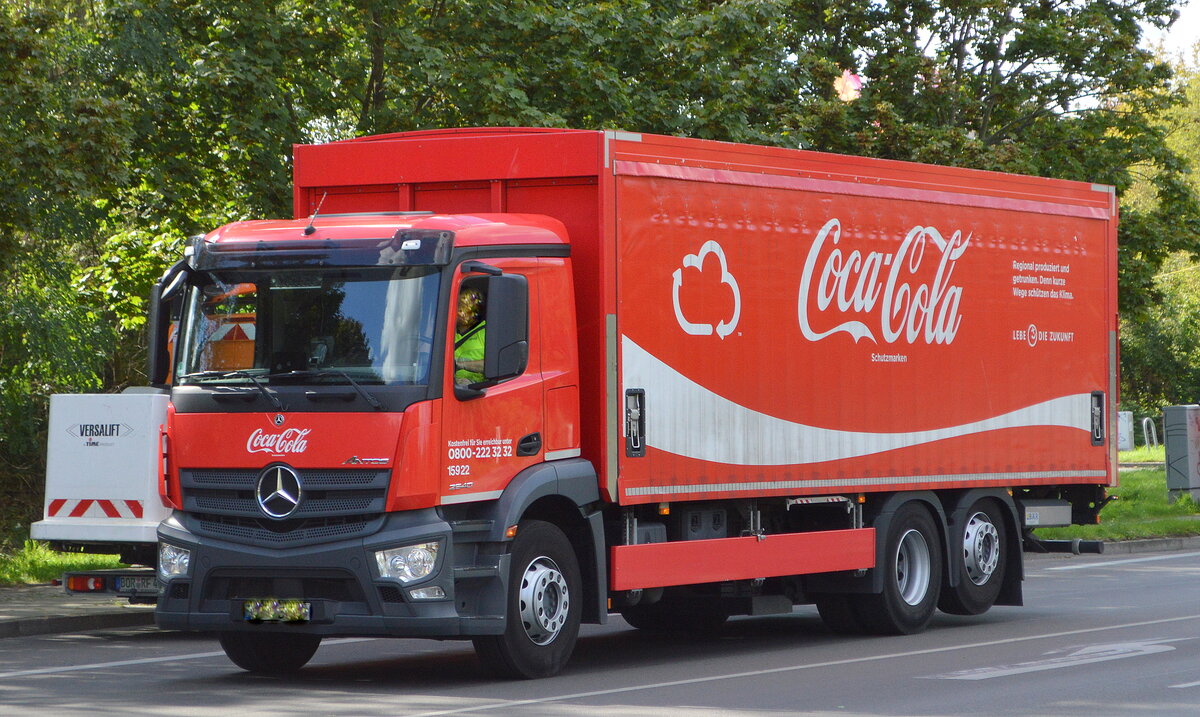 Coca-Cola GmbH Deutschland (Berlin) mit einem MB ANTOS 2540 mit Kastenaufbau am 16.09.22 Berlin Hohenschönhausen. 