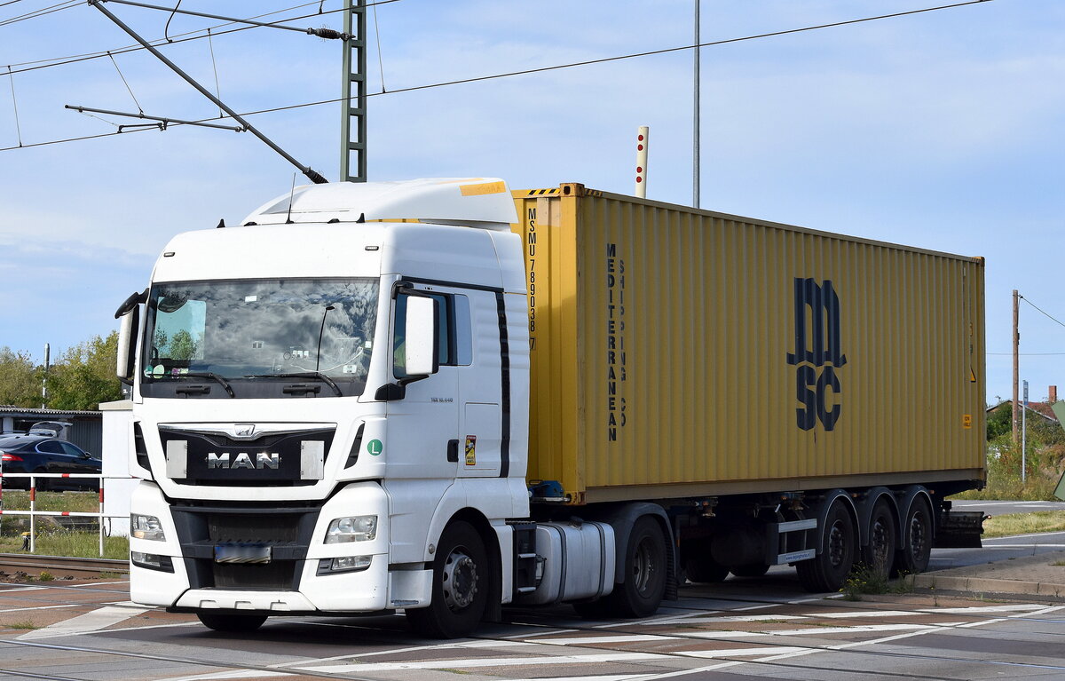 Container-Sattelzug mit MAN TGX 18.440 Zugmaschine aus Bulgarien am 21.09.23 Höhe Bahnübergang Bahnhof Rodleben. 