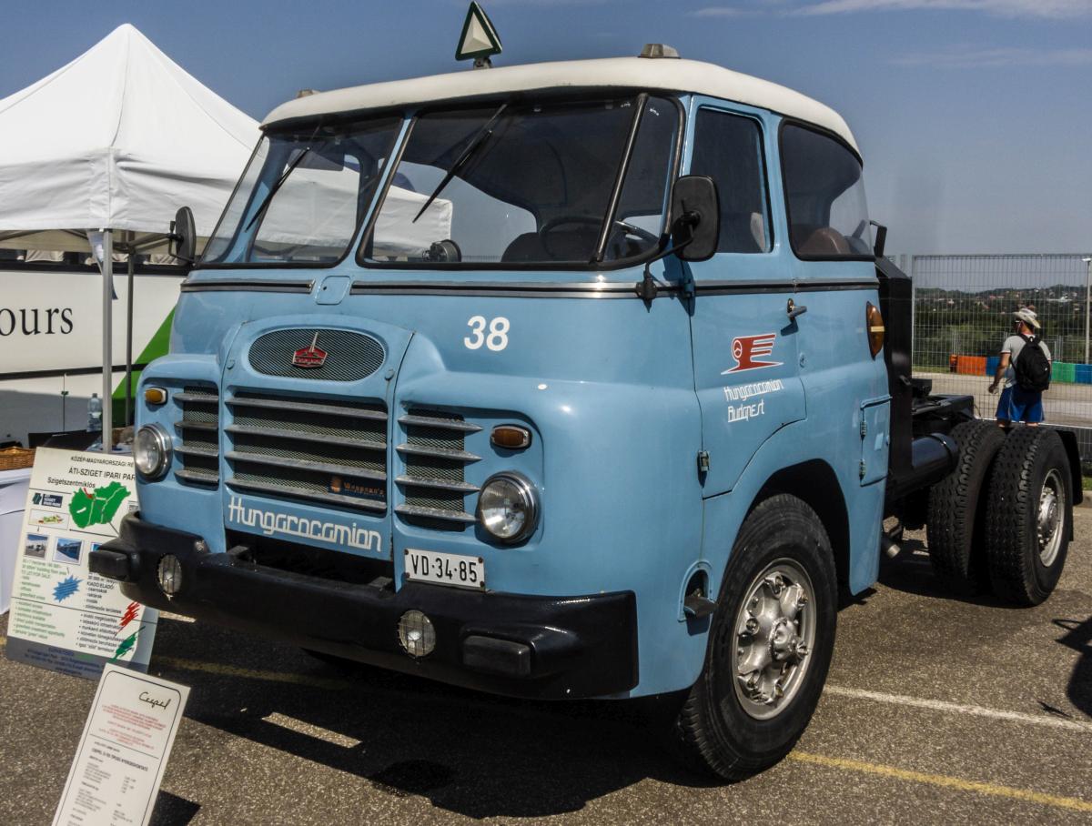 Csepel D-705 Sattelzugmaschiene. Eigengewicht: 5,8 Tonnen, Höchstgeschwindigkeit: 78 Km/Stunde. Motor: 8276 ccm, mit einer Leistung von 140Ps und 490Nm @ 1500rpm. Zwischen 1959 und 1972 wurden 2513 Stück gebaut. Foto: 26.08.2016, Hungaroring.