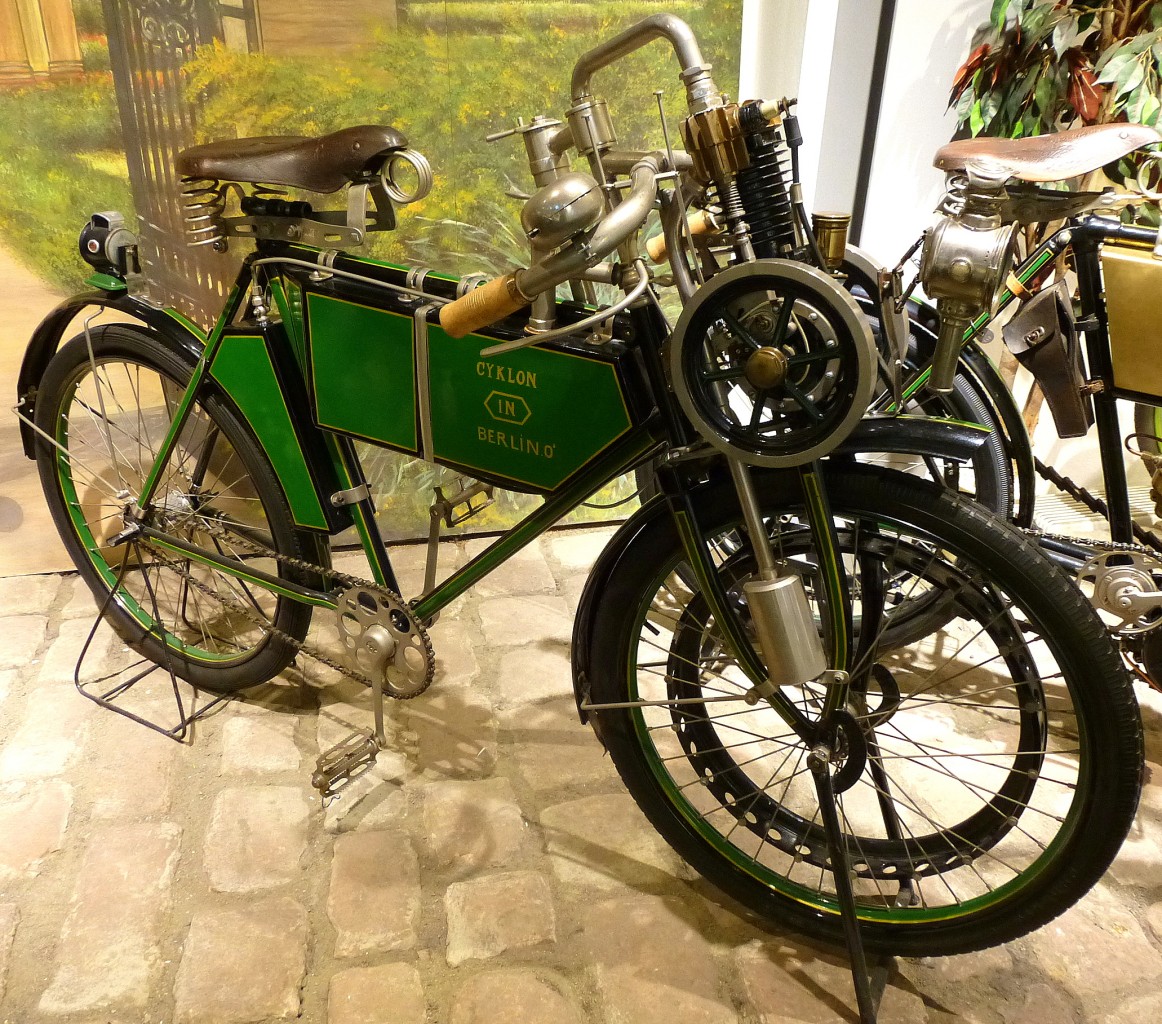 Cyklon, Oldtimer-Leichtmotorrad der Cyklon-Werke Berlin, Baujahr 1900, 1-Zyl.4-Taktmotor mit 300ccm und 1,5PS, Vmax.35Km/h, NSU-Museum, Sept.2014