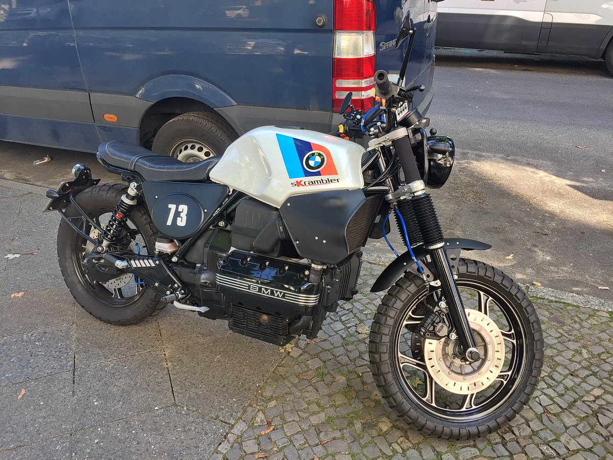 Da hat jemand aus einer BMW der  K -Serie für sich etwas ganz persönliches gebaut. Foto: Berlin, 09.09.2021
