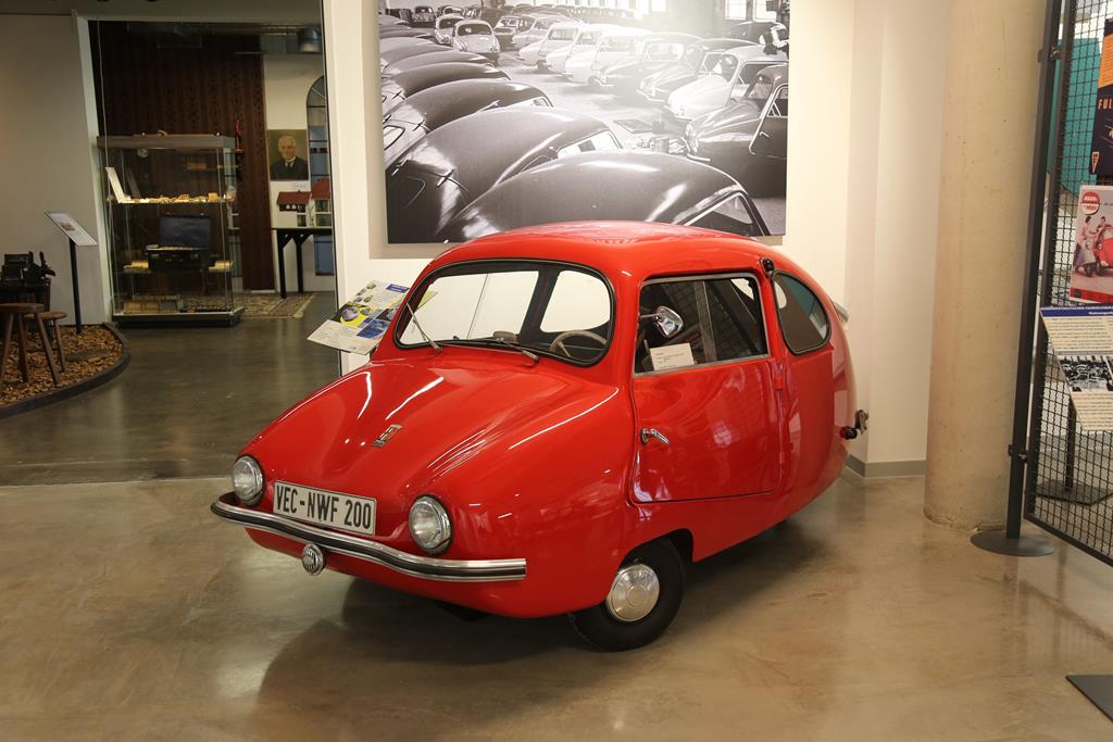Da in Lohne bei Diepholz auch Kleinwagen des Typs Fulda Mobil kurzzeitig gebaut wurden,
ist ein solches Fahrzeug auch im heimischen Industriemuseum zu finden. die Aufnahme entstand am 6.10.2021.