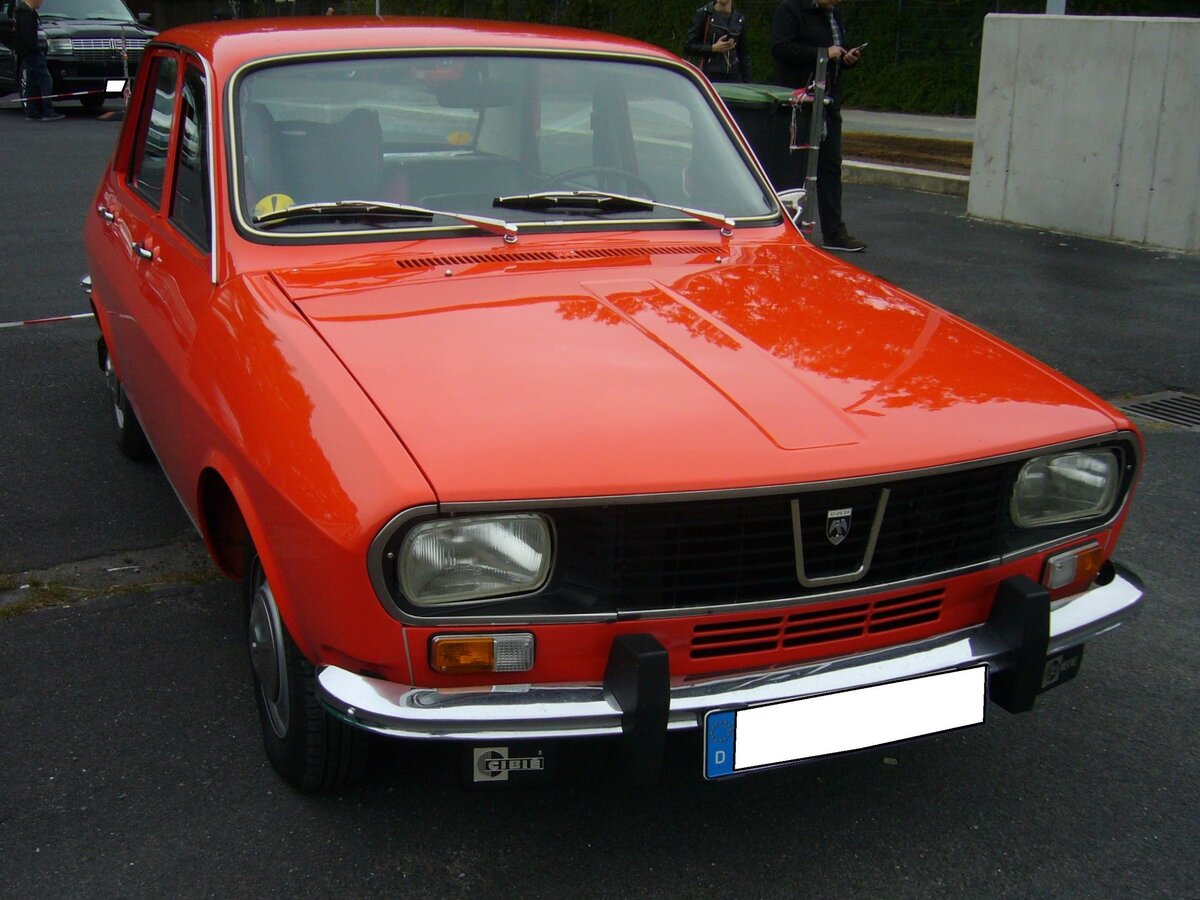 Dacia 1300 der ersten Serie, wie er von 1969 bis 1979 in Pitesti/Rumänien montiert wurde. Bei diesem Modell handelt es sich um einen Lizenzbau, des ebenfalls 1969 vorgestellten, Renault R12. Es gab dieses Modell als viertürige Limousine und als fünftüriges Kombimodell. Es soll auch Versuche mit einem Coupe-Modell gegeben haben. Angetrieben wird der Wagen von einem Vierzylinderreihenmotor, der aus 1289 cm³ Hubraum 54 PS leistet. Gemäß Werksangabe soll der Wagen eine Höchstgeschwindigkeit von 145 km/h erreicht haben. Oldtimer- und Youngtimertreffen an Mo´s Bikertreff in Krefeld am 08.10.2023.
