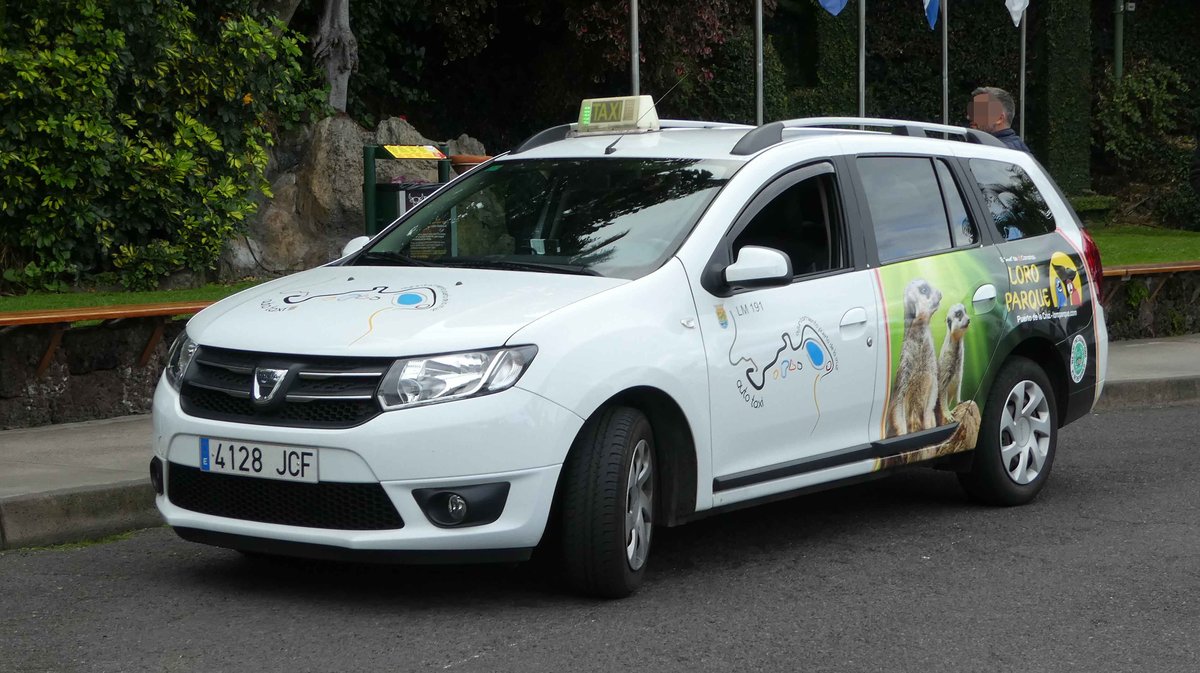 =Dacia als Taxi steht am Loro-Parque/Teneriffa, 01-2019