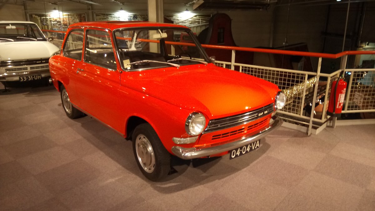 DAF 55 DeLuxe aus dem Modelljahr 1971. Produziert wurde das damalige Spitzenmodell aus dem Hause DAF von 1967 bis 1972. Es gab das Modell als Limousine, Coupe und Kombi. Angetrieben wird der Wagen von einem 4-Zylinderreihenmotor aus dem Hause Renault. Das aus dem Renault R8 entliehene Aggregat hat einen 4-Zylinderreihenmotr, der aus 108 cm³ Hubraum 45 PS leistet. DAF-Museum Eindhoven am 05.01.2018.