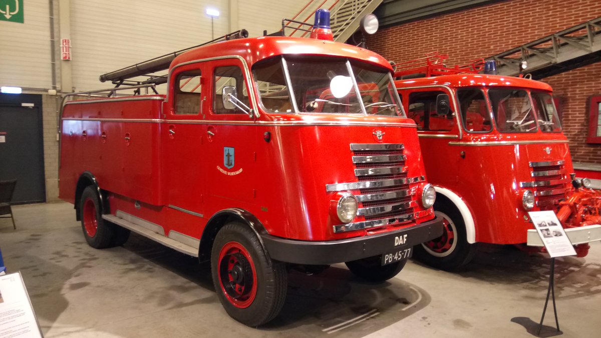 DAF A414 4x4 aus dem Jahr 1951. Dieses Löschfahrzeug gehörte ehemals der Brandweer Valkenswaard/Nordbrabant. Da das Gelände um die Gemeinde Valkenswaard teilweise bewaldet und sumpfig ist, wurde der LKW mit Allradantrieb bestellt. DAF-Museum Eindhoven am 05.01.2018.