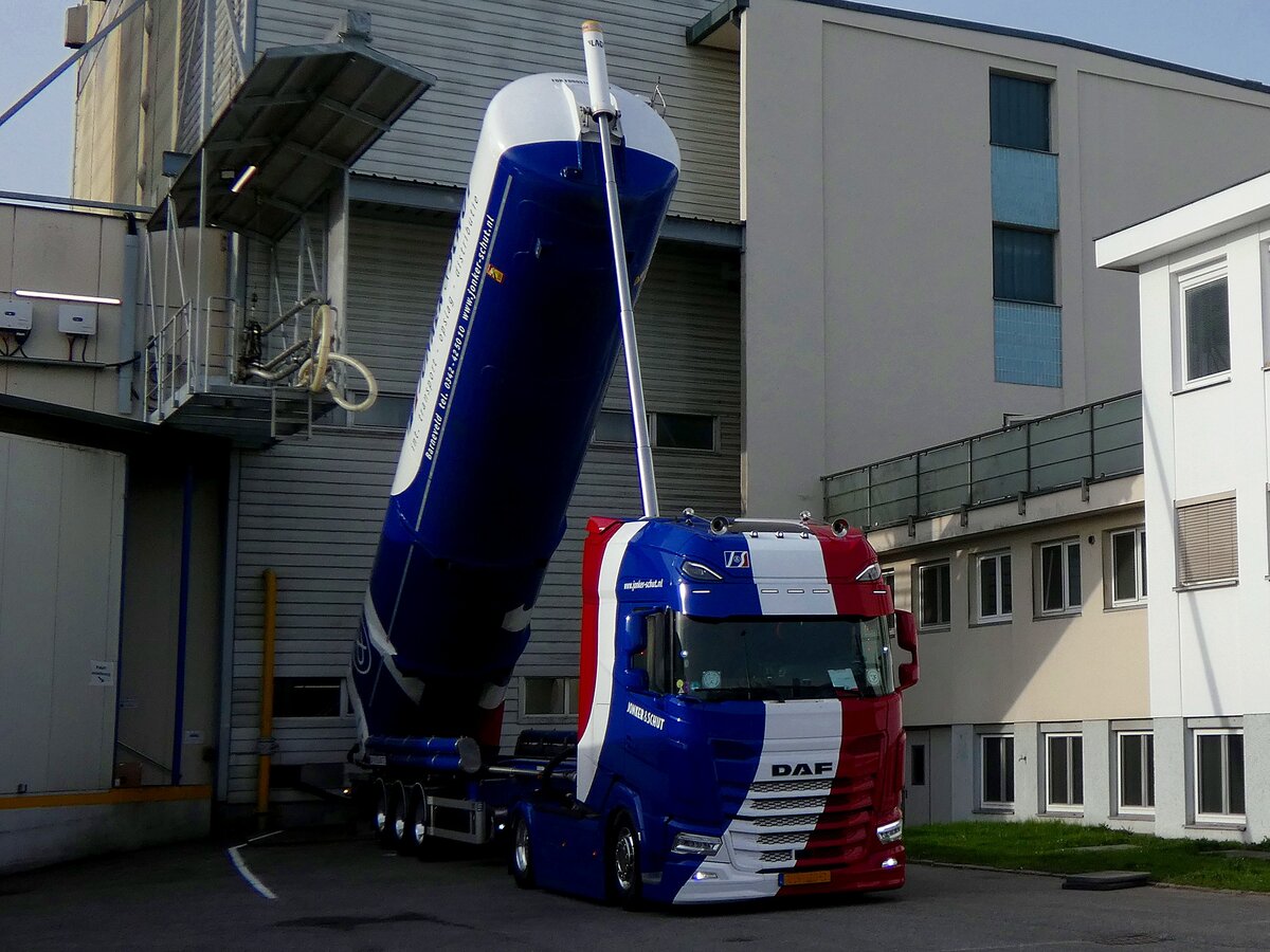 DAF mit Silosattelauflieger bei der Entleerung von Milchpulver; 260409