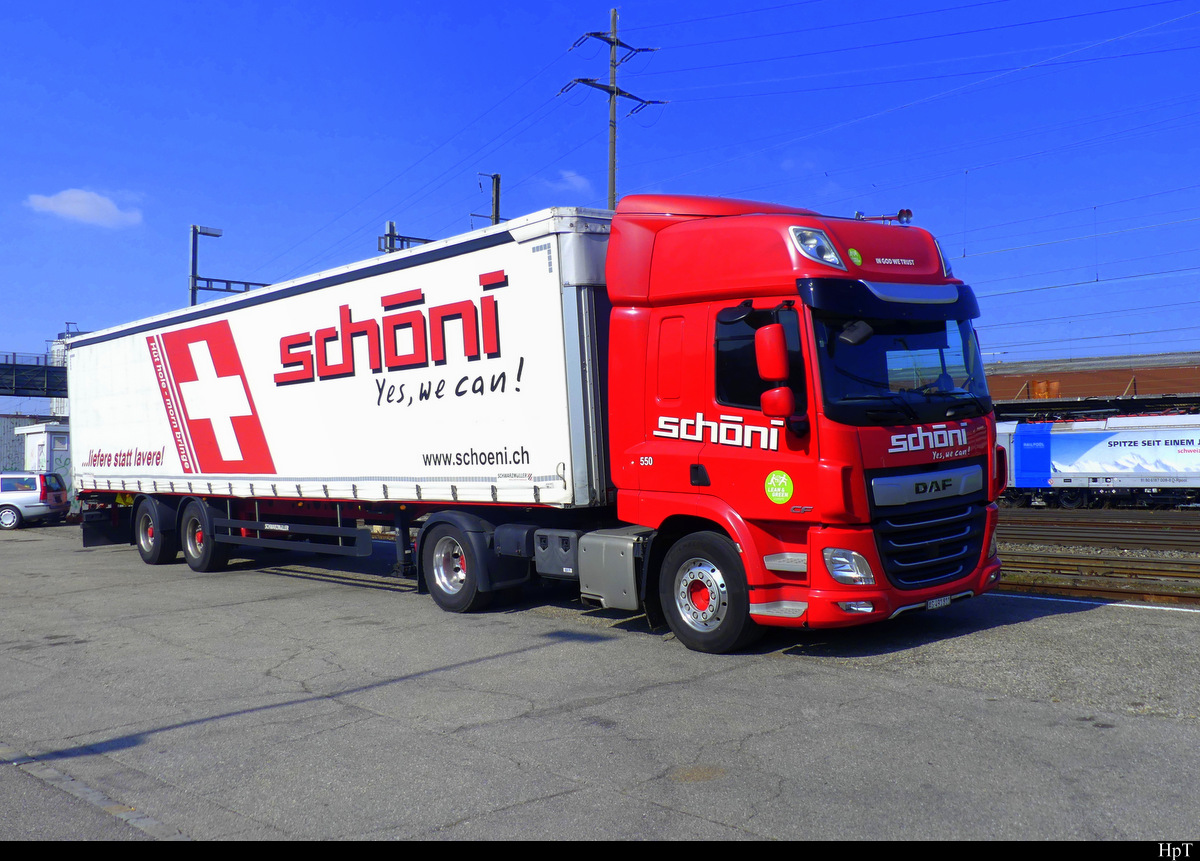 DAF - Sattelschlepper abgestellt im Bahnhofsareal von Pratteln am 06.03.2022