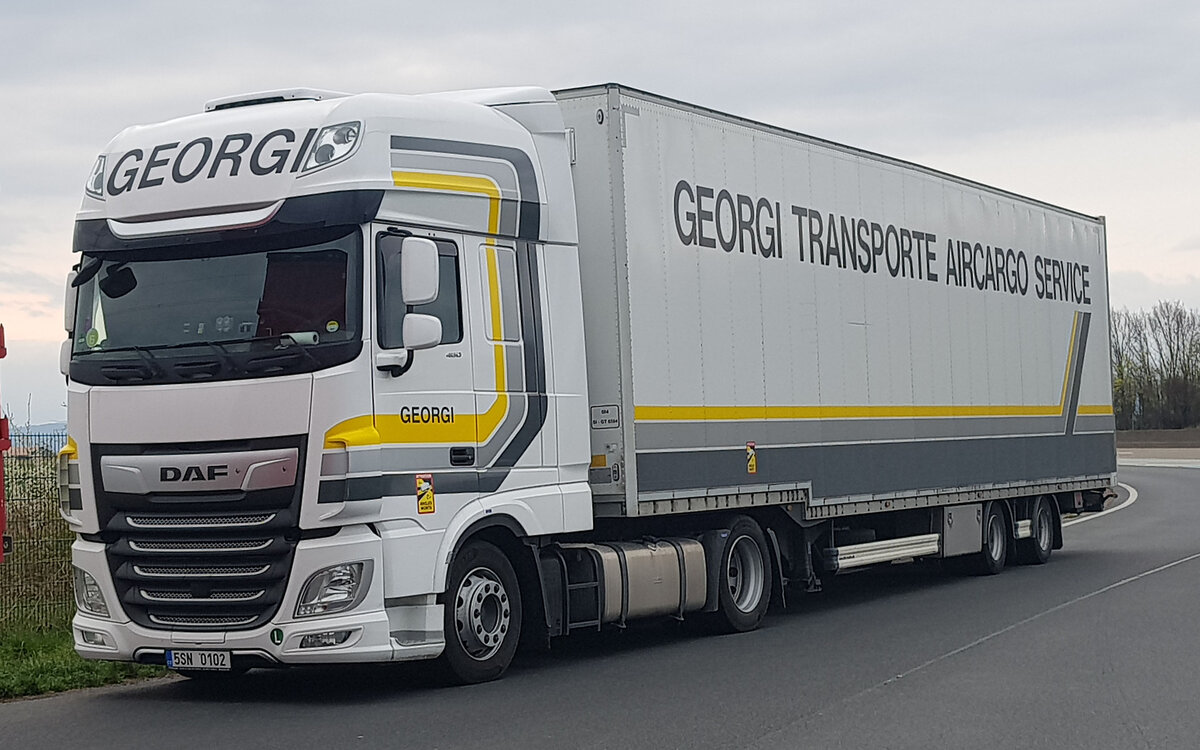 =DAF-Sattelzug der Spedition GEORGI steht im April 2022 an der A 3