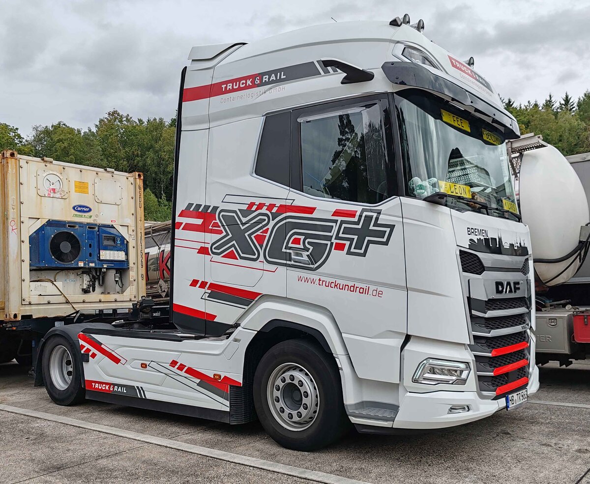 =DAF-Sattelzugmaschine von TRUCK & RAIL Containerlogistik steht im September 2025 an der A 5