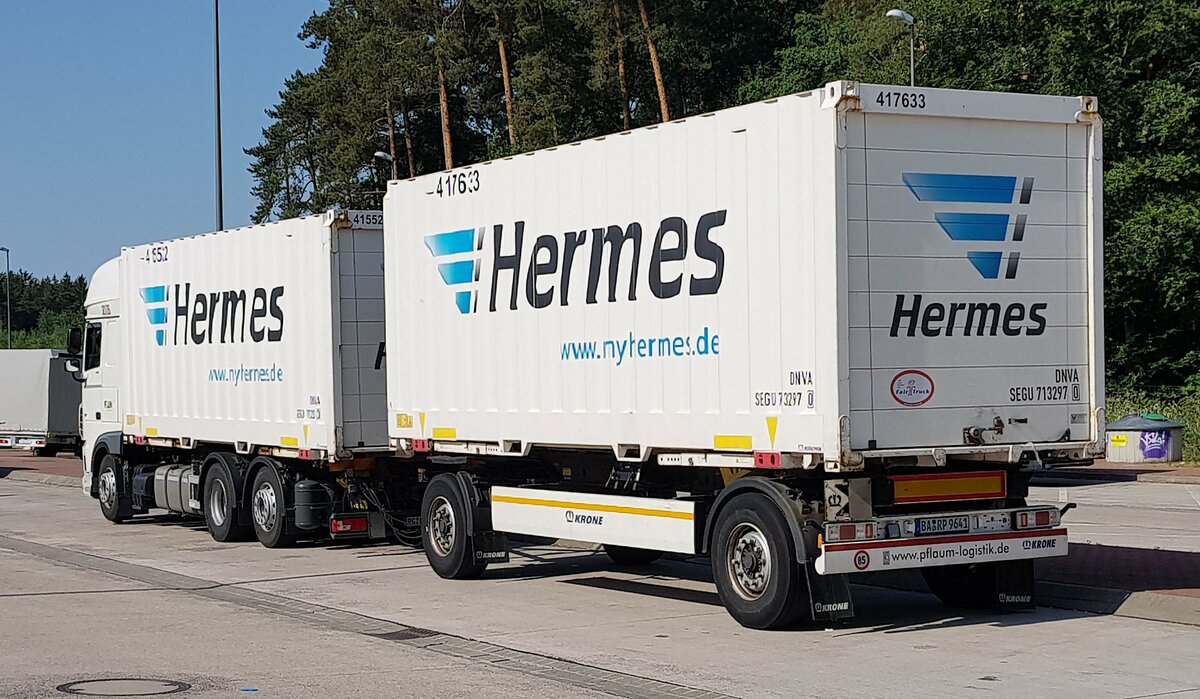 =DAF XF-Hängerzug der Spedition PFLAUM transportiert Container von HERMES, 06-2022