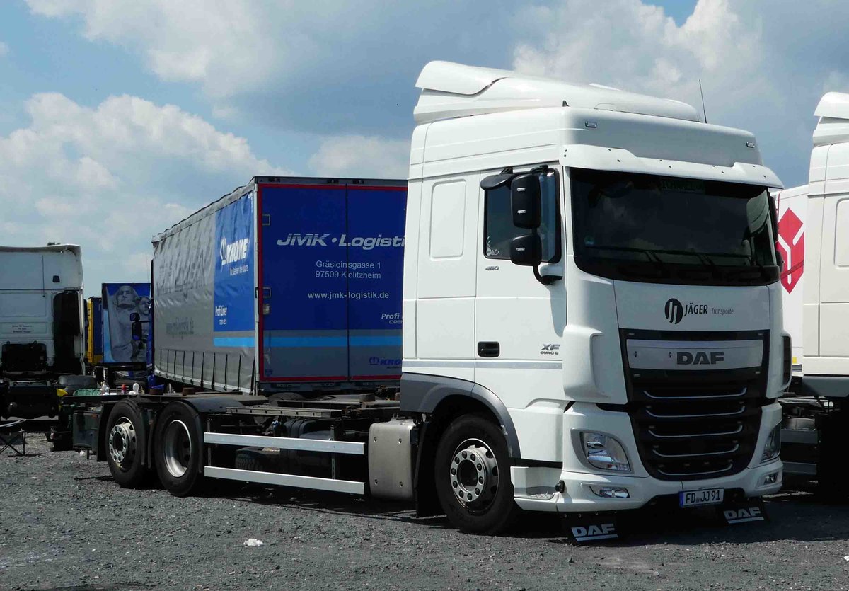 =DAF XF von  Jäger-Transporte  steht beim Country-, Trucker- und Streetfoodfestival Fulda im Juli 2017