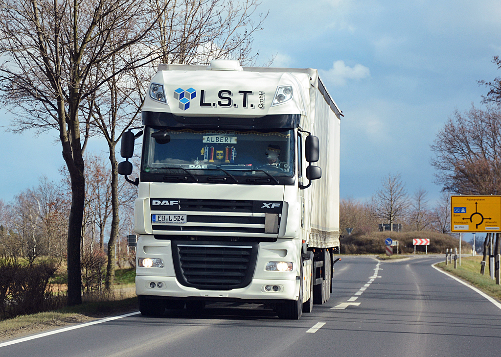DAF XF Pritschenauflieger  L.S.T.  in Euskirchen - 17.02.2014
