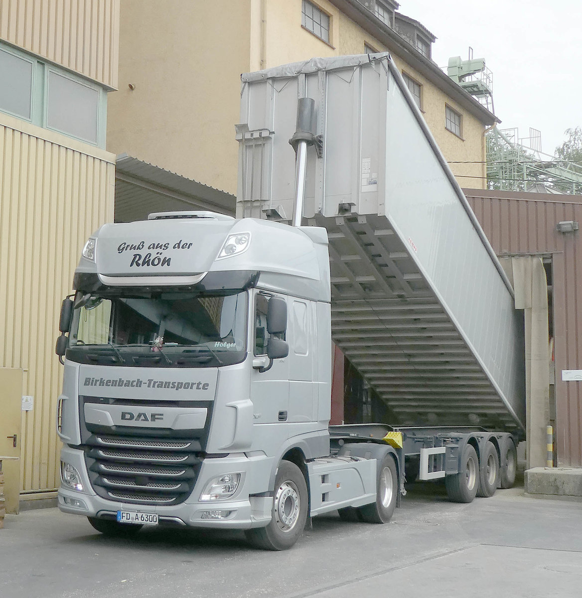 =DAF XF-Sattelkipper von BIRKENBACH-Transporte steht zur Getreideanlieferung auf dem Betriebshof der Raiffeisen-Warenzentrale in Hünfeld, 08-2019 