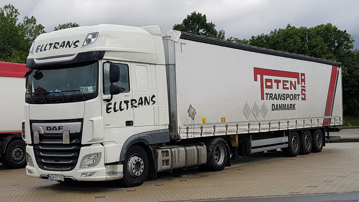 =DAF XF-Sattelzug von ELLTRANS aus Polen mit einem Auflieger von TOTEN-Transport aus Dänemark steht im August 2021 an der A 7