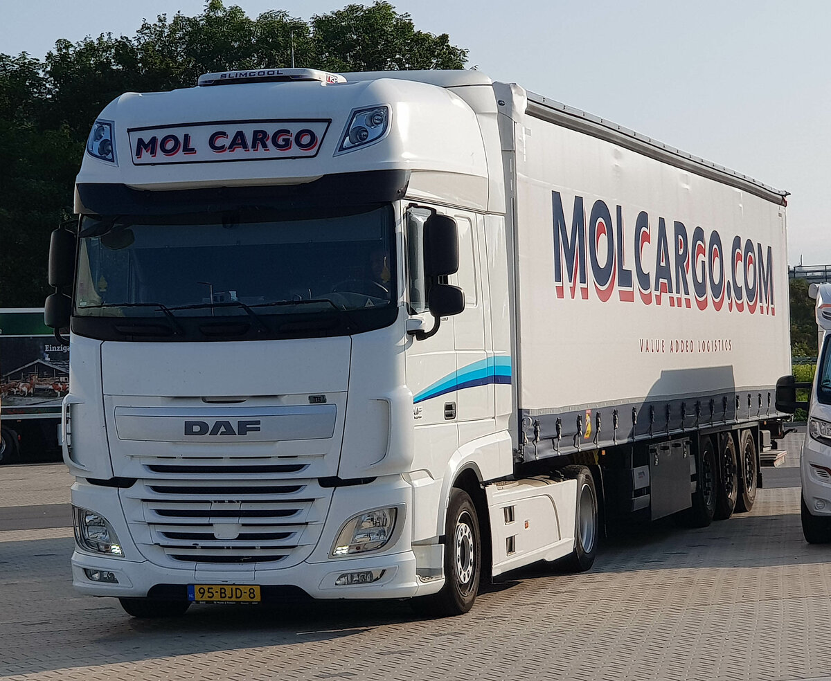 =DAF XF-Sattelzug von MOL CARGO steht auf dem Autohof Fulda Nord im Juli 2021