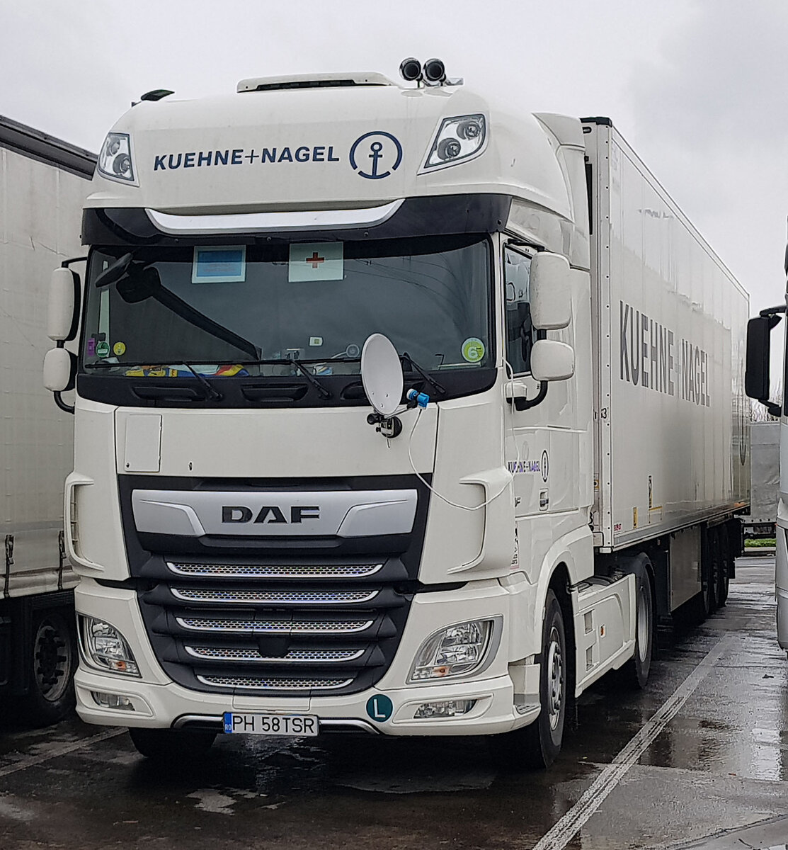 =DAF XF-Sattelzug der Spedition KÜHNE&NAGEL rastet im April 2022 an der A 3