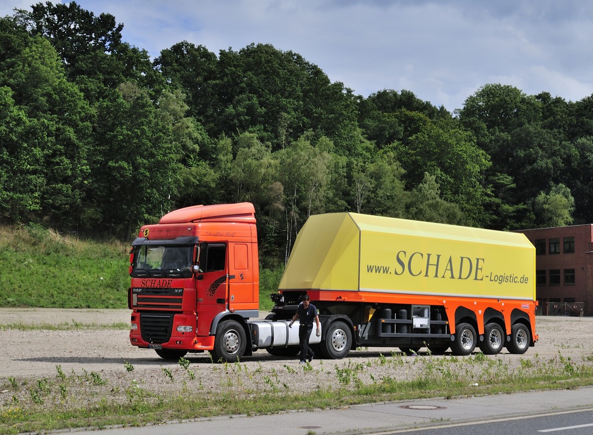 DAF XF von Schade-Logistic mit Glasinnenlader für Flachglastransporte, am 24.8.2015 in Herzogenrath, nahe der Glaswerke