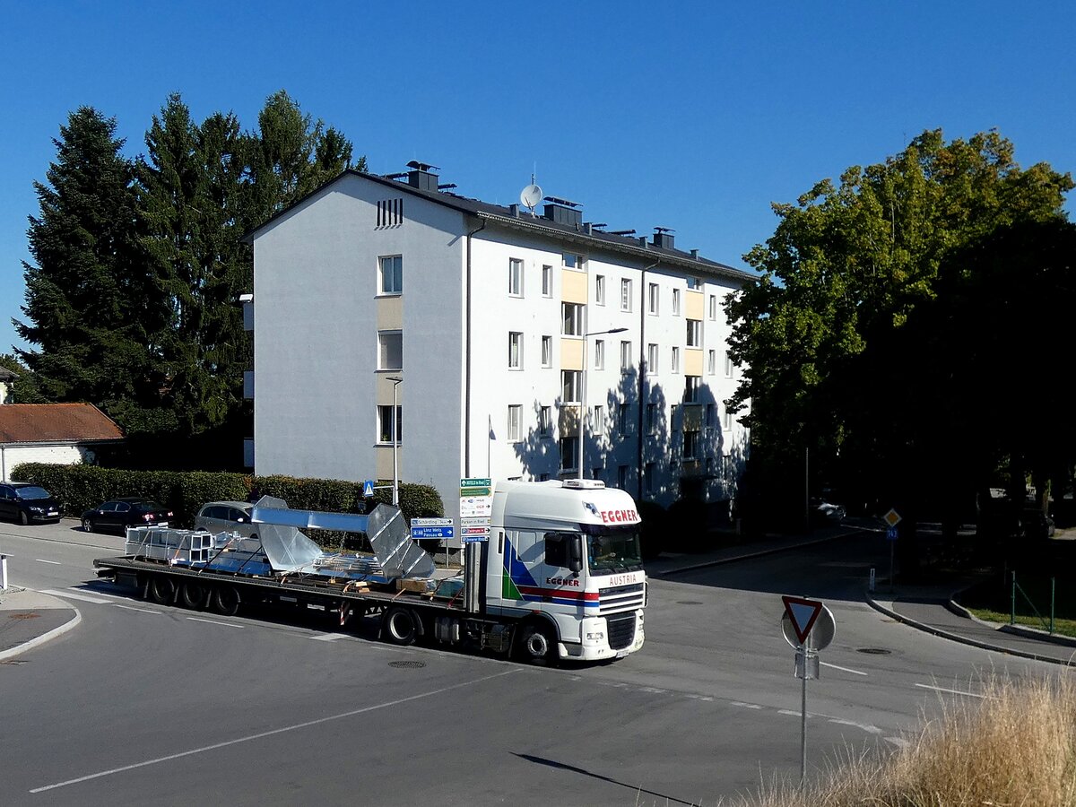 DAF-XF transportiert am offenen Sattelauflieger verzinkte Stahlbauteile; 260812