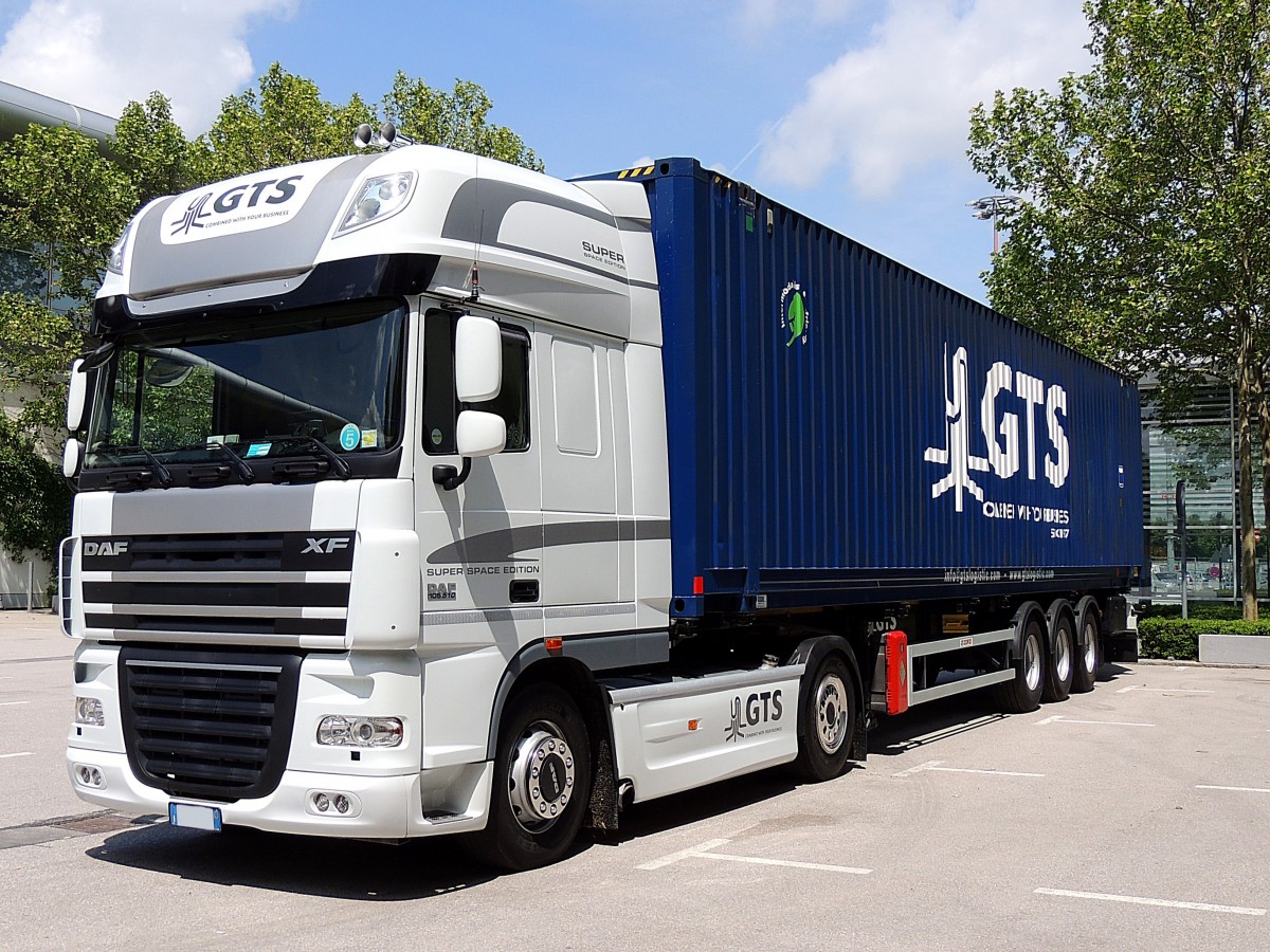 DAF XF105.510 Super-Space-Edition, mit 40Fu-Container auf der Transport-Logistic2013 in Mnchen; 130607
