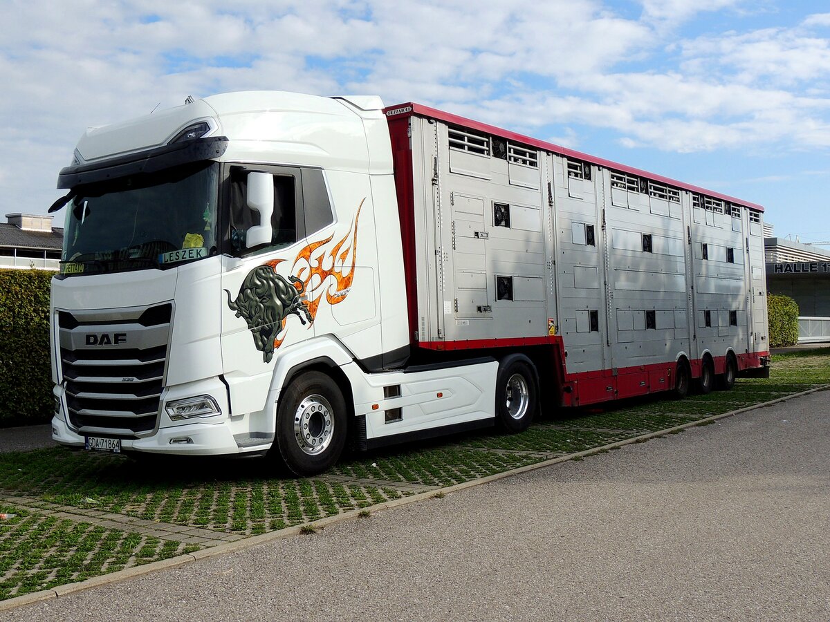 DAF XG+ aus Polen, mit Großviehtransportsattelauflieger vor den FIH-Stallungen in Ried; 220901