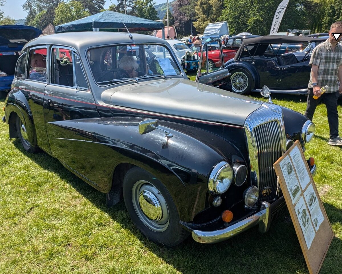 Daimler Conquest Century. Im Jahr 1953 brachte die Daimler Motor Company aus Coventry als Einstiegsmodell die Baureihe  Conquest  auf den Markt. Das in der oberen Mittelklasse angesiedelte Modell war als viert�rige Limousine (Foto), Cabriolet und sportliches Roadster-Modell lieferbar. Ein solches Modell kostete bei seiner Markteinf�hrung mindestens � 1066,00. Der Sechszylinderreihenmotor hat einen Hubraum von 2433 cm� und leistet im Conquest 75 PS. Im Jahr 1954 erweiterte Daimler die Modellpalette um den Conquest Century, dessen Motorleistung mittels eines Zylinderkopfes aus Aluminium und einer Doppelvergaseranlage auf 101 PS angehoben werden konnte. Abergavenny Steam and Vintage Show am 27.05.2023.