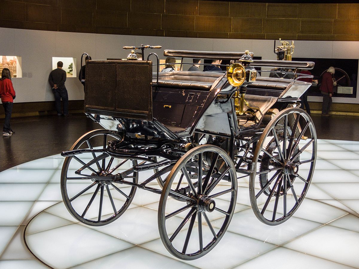 Daimler Motorkutsche. Foto: MErcedes-Benz Museum: 30.11.2013