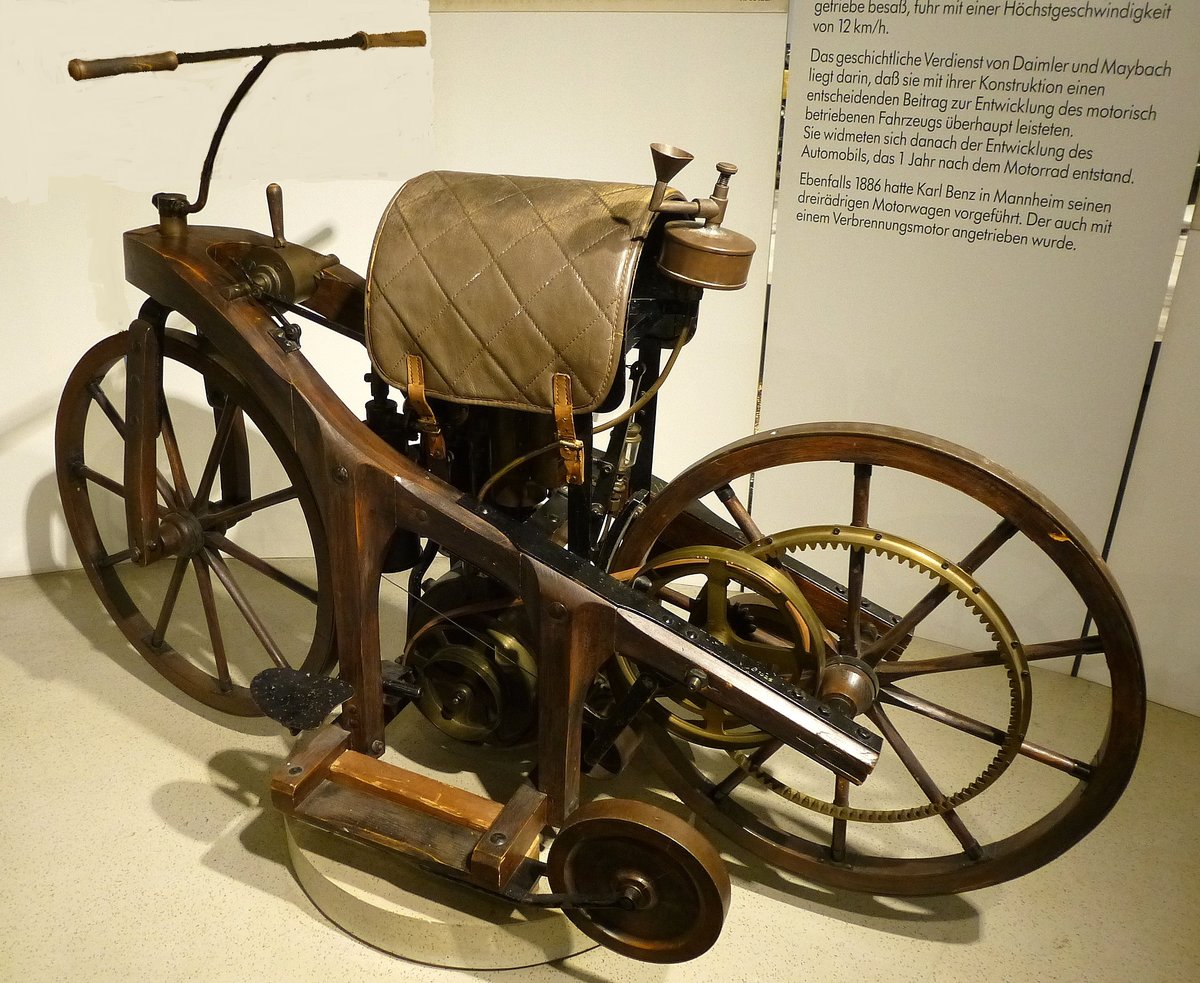 Daimler, Nachbildung des ersten Motorrades weltweit, Baujahr 1885, 1-Zyl.-4-Taktmotor mit 264ccm und 0,5PS, NSU-Museum, Sept.2014
