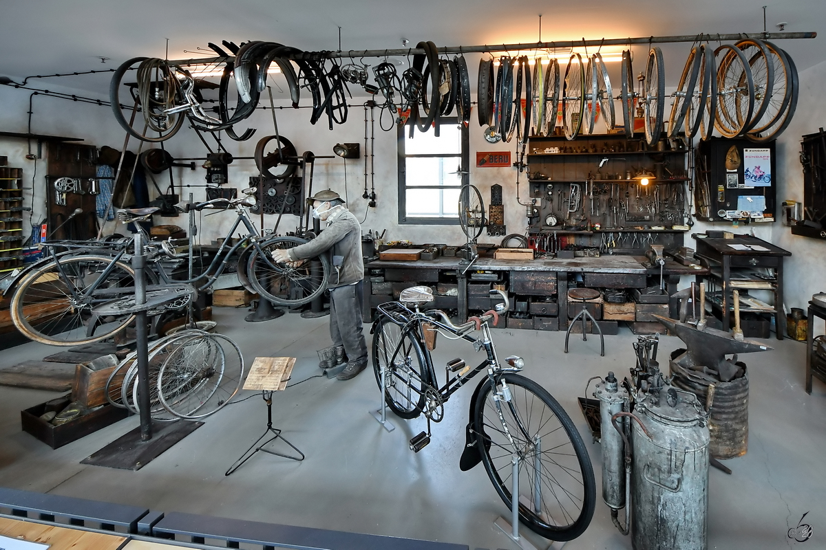 Darstellung einer alten Zweiradwerkstatt. (Verkehrszentrum des Deutschen Museums München, August 2020)