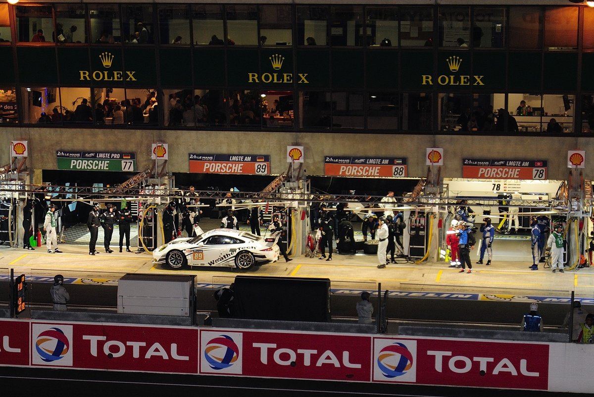 Das 84. 24-Stunden-Rennen von Le Mans, fand vom 18. bis 19 Juni 2016 statt. Hier im ein Teil der Boxengasse am 16.6.2016 mit der 89 Porsche 911 RSR von Proton Competition (Cooper MacNeil / Leh Keen / Marc Miller alle Vereinigte Staaten)