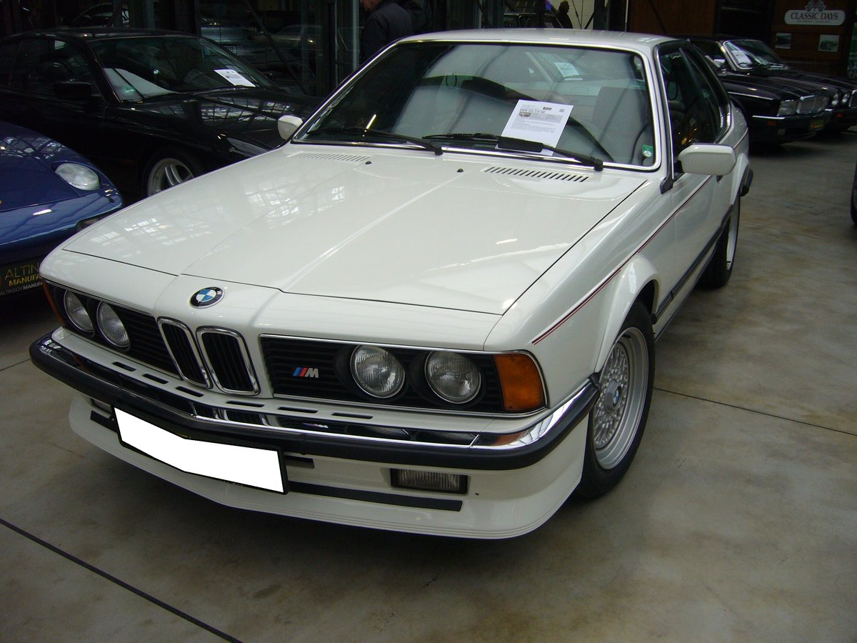 Das BMW 6´er Coupe (Baureihe E24) wurde im März 1976 auf dem Genfer Auto Salon vorgestellt und bis 1989 produziert. Das Coupe war mit etlichen Motorisierungen lieferbar. Spitzenmodell war jedoch der abgelichtete M635 CSi, der ab Frühjahr 1984 bei den Händlern stand. Äußerlich unterscheidet er sich vom  normalen 635CSi  durch eine tiefer herunter gezogene Frontschürze. Unter der Haube ist der Motor des BMW M1 verbaut. Dieser Sechszylinderreihenmotor mit Vierventiltechnik hat einen Hubraum von 3453 cm³ und leistet 286 PS. Die Höchstgeschwindigkeit wurde von BMW mit 255 km/h angegeben. Für ein solches Auto waren bei seiner Markteinführung mindestens DM 102.050,00 fällig. Classic Remise Düsseldorf am 23.02.2020.