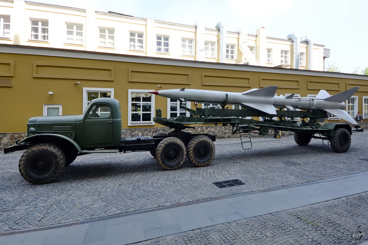 Das Boden-Luft-Lenkwaffensystem S-75 Dwina (SA-2 Guideline), hier auf einen ZIL-157-LKW im Technikmuseum Vadim Zadorozhny (Moskau, Mai 2016)