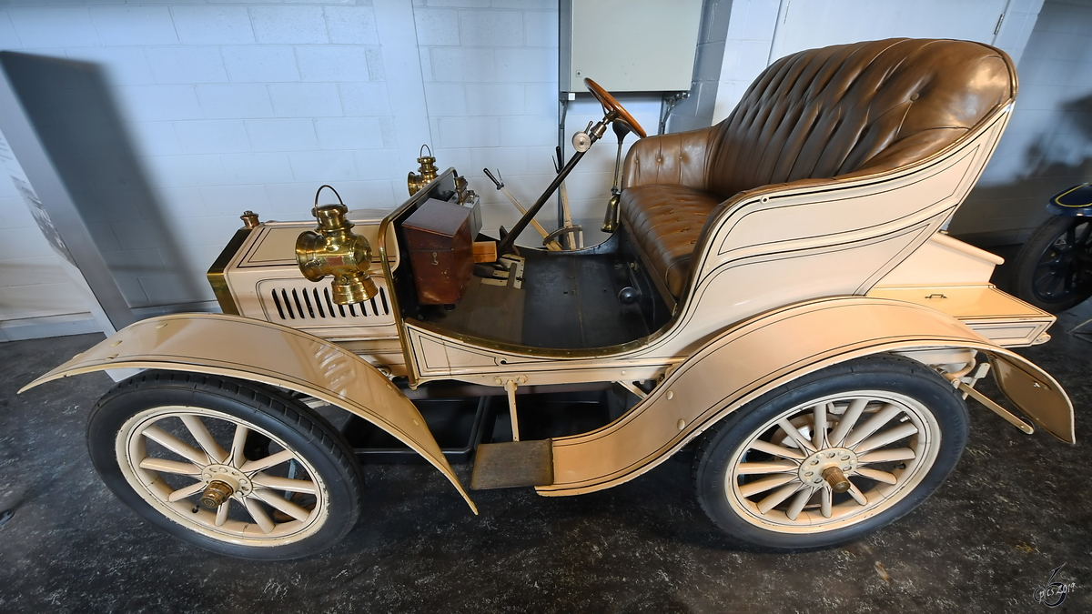Das Elektro-Dreirad Sinclair C5 und das Elektro-Auto Reva G-Wiz im Museum of Science and Industry in Manchester. (Mai 2019) Dieser Roadster aus dem Jahr 1905 ist das 12. bei Rolls Royce gebaute Fahrzeug. (Museum of Science and Industry Manchester, Mai 2019)