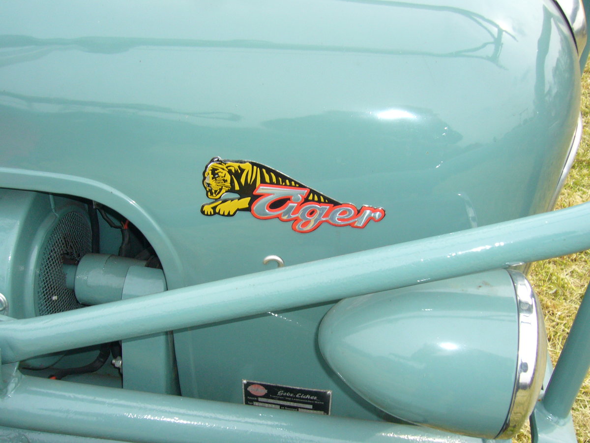 Das Emblem auf der Motorhaube eines Eicher EM200 Tiger. 1958 - 1978. Treckertreffen Wechte am 01.05.2017.