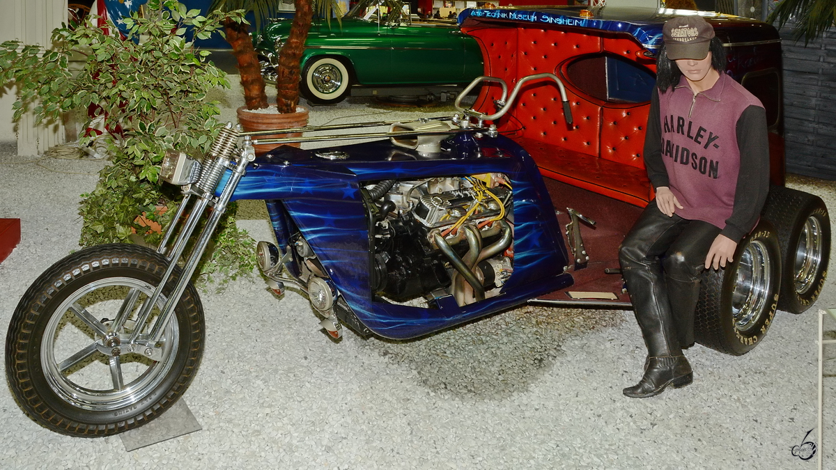 Das Fantasiemotorrad Evil Knievel von 1973 hat einen V8 Motor von Chevrolet mit 400 PS. (Auto- und Technikmuseum Sinsheim, Dezember 2014) 