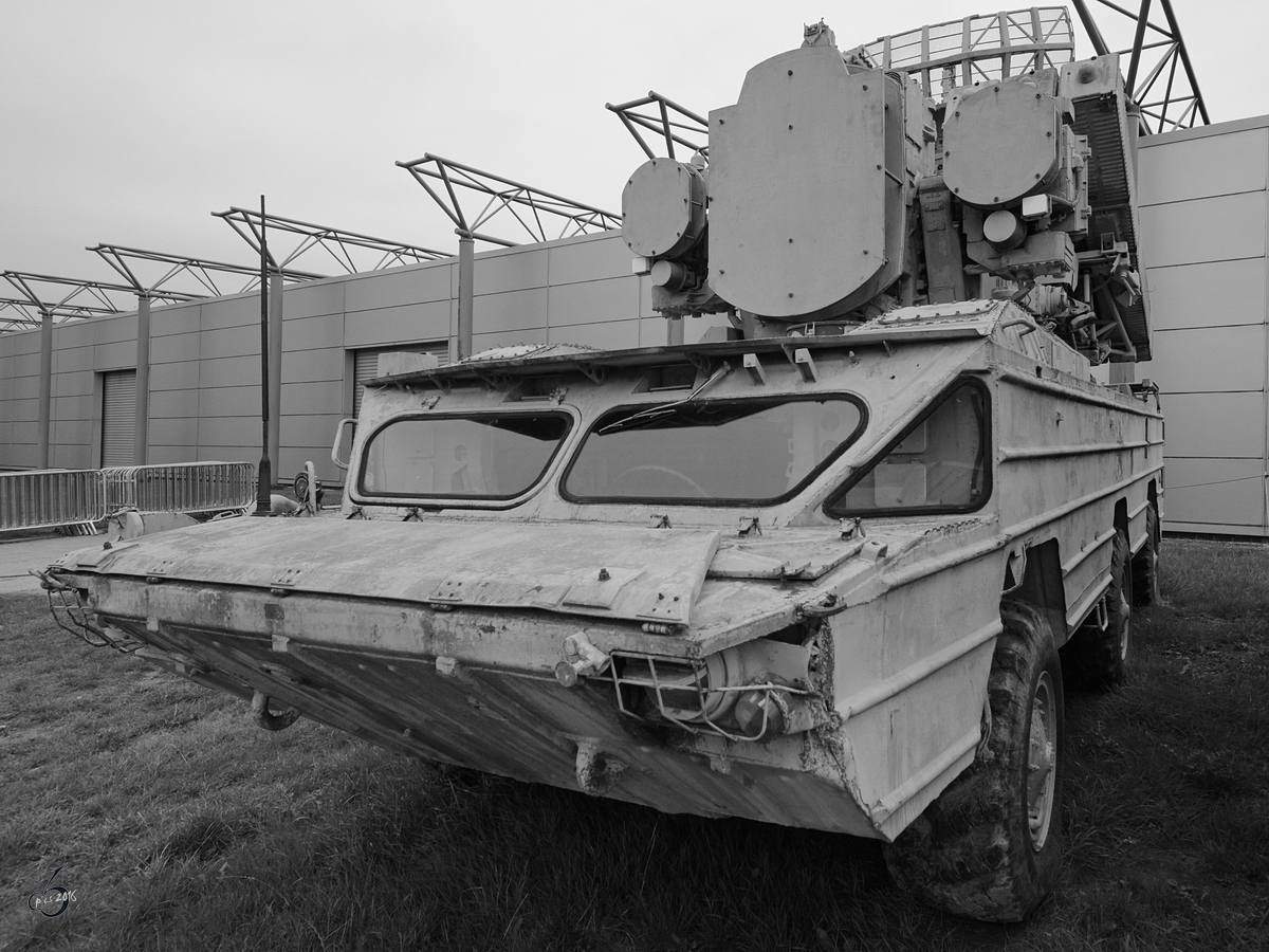 Das Flugabwehrraketen-System 9K33 Osa / SA-8 Gecko zur Bekämpfung von Hubschraubern und Kampfflugzeugen in niedriger bis mittlerer Flughöhe. (Duxford, September 2013)