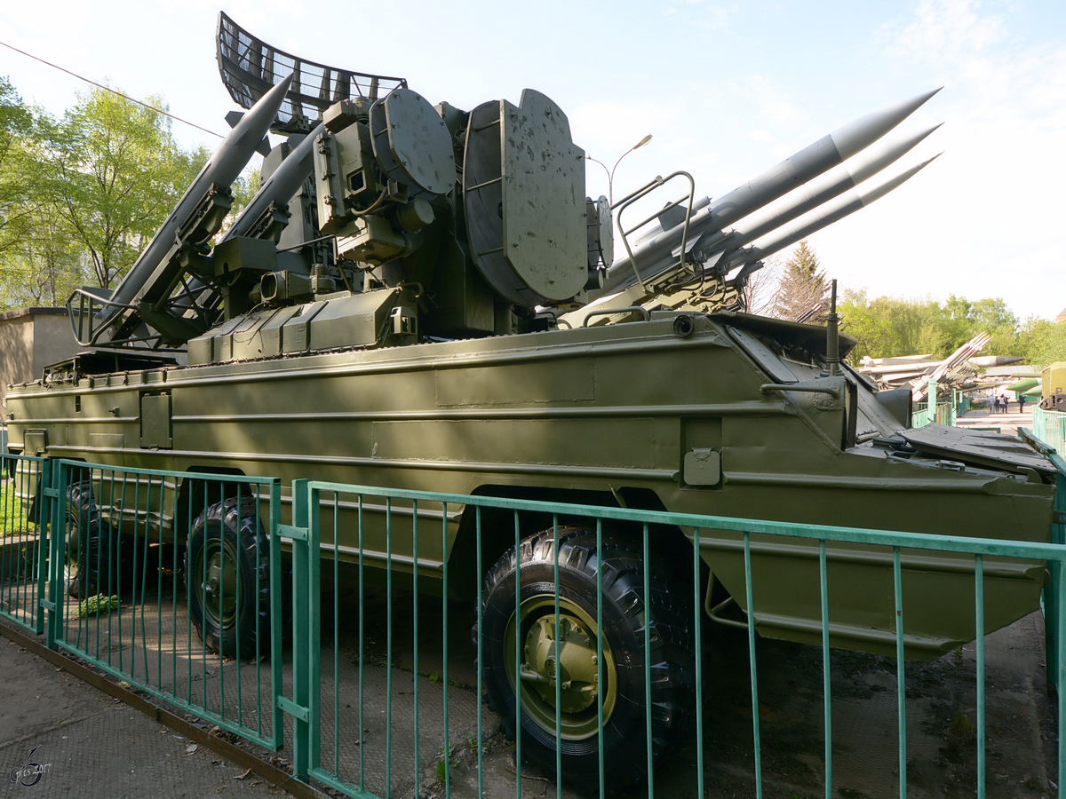 Das Flugabwehrraketensystem 9K33 Osa (Wespe, SA-8 Gecko) der ersten Serienversion für niedrige bis mittlere Flughöhen im Zentralmuseum der russischen Streitkräfte. (Moskau, Mai 2016)