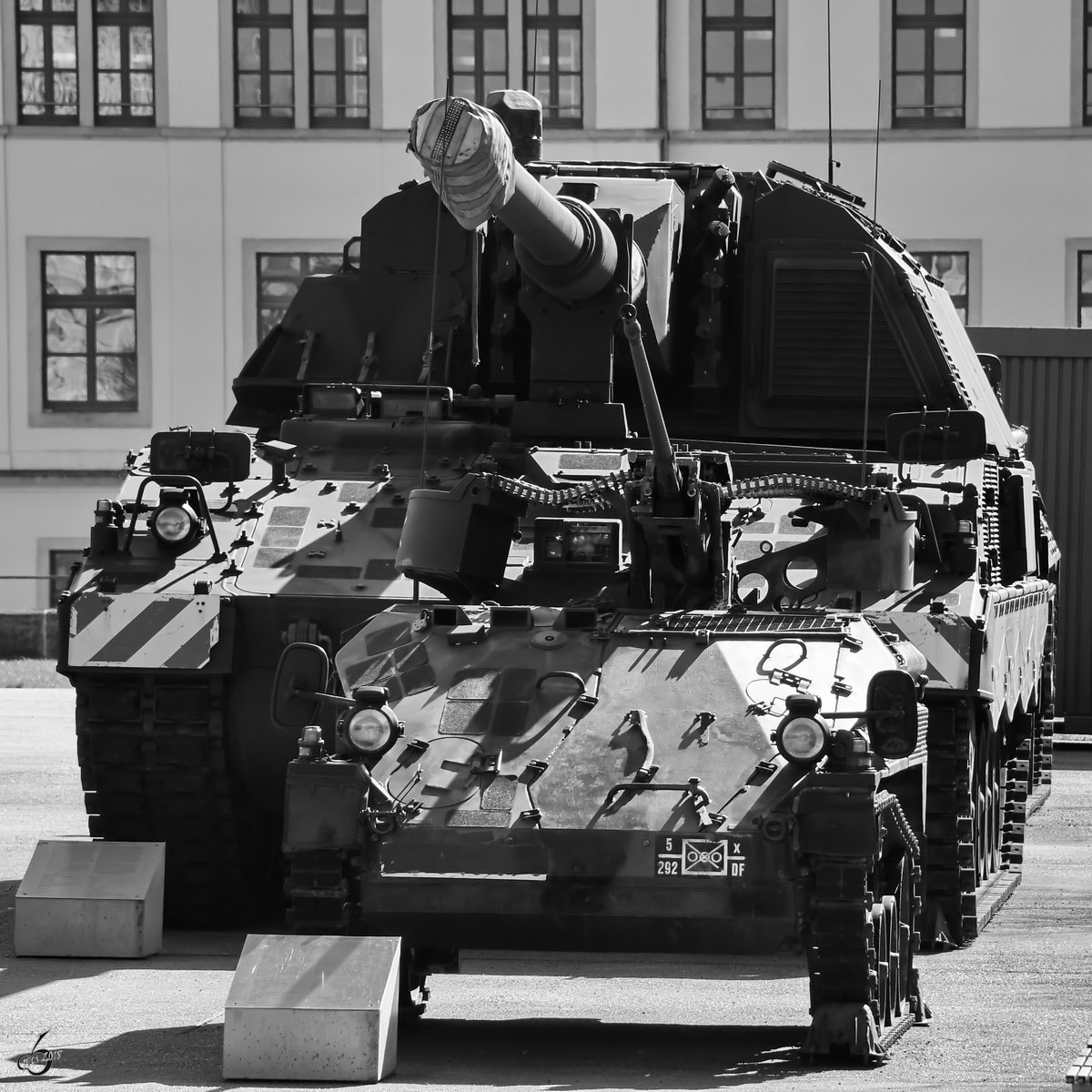 Das gepanzerte Kettenfahrzeug  Wiesel , dahinter die Panzerhaubitze 2000 im Militärhistorischen Museum der Bundeswehr. (Dresden, April 2018)