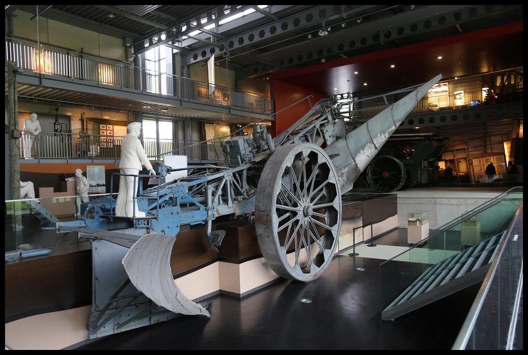 Das größte mobile Objekt im Moormuseum in Geeste ist dieser in Halle 2 ausgestellte Ottomeyer Moorpflug. Die Aufnahme entstand am 6.10.2021. Mit Hilfe zweier riesiger Dampf Traktoren wurde der Pflug wechselseitig durch das Moor gezogen.