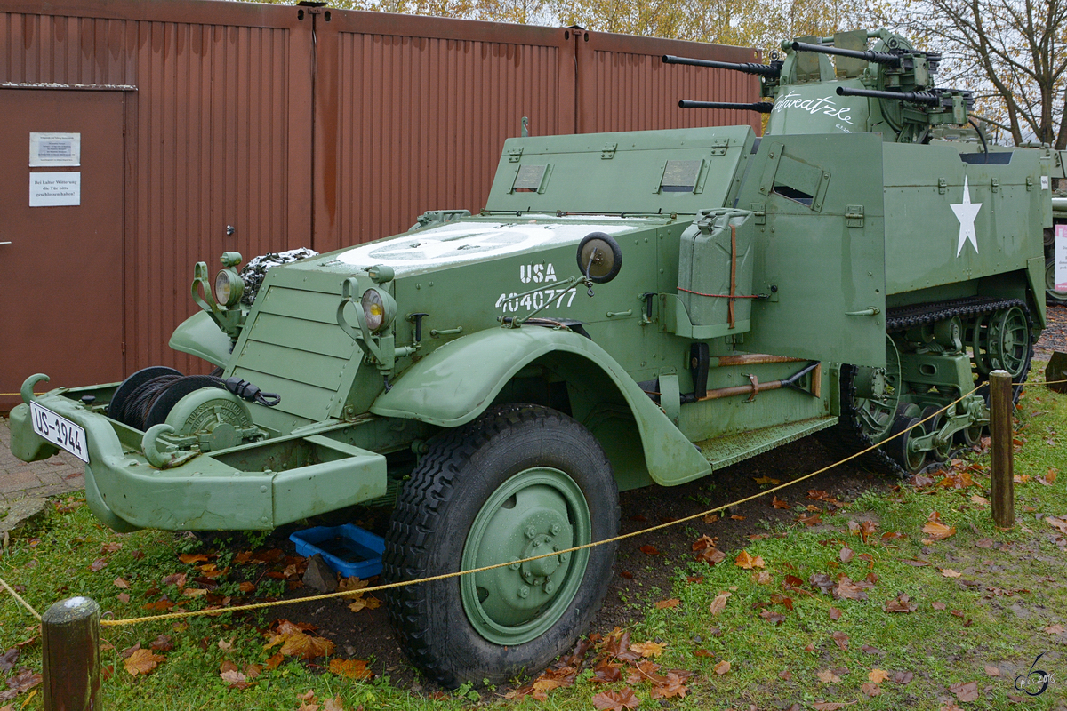 Das Halbkettenfahrzeug M16 im Grenzmuseum Schifflersgrund. (Bad Sooden-Allendorf, November 2016)