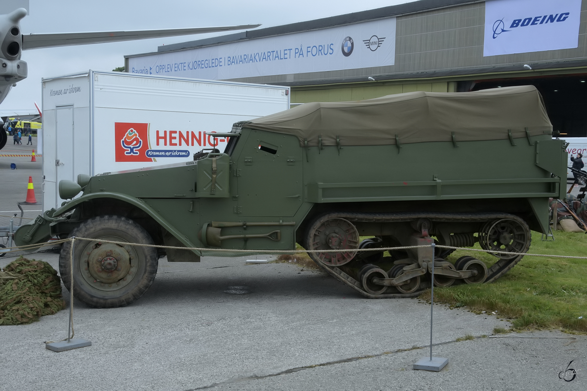 Das Halbkettenfahrzeug M3 des Kriegshistorischen Museums Rogaland auf dem Flughafen Stavanger. 