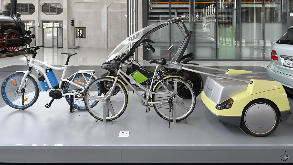Das Hercules Clean Mobile mit Brennstoffzellenantrieb im Anhänger und das Linde H2 Bike mit einer kompakten Brennstoffzelle. (Verkehrszentrum des Deutschen Museums München, August 2020)