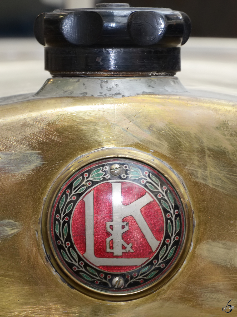 Das Logo auf dem Kühler eines Laurin & Klement im Technischen Nationalmuseum Prag (September 2012)