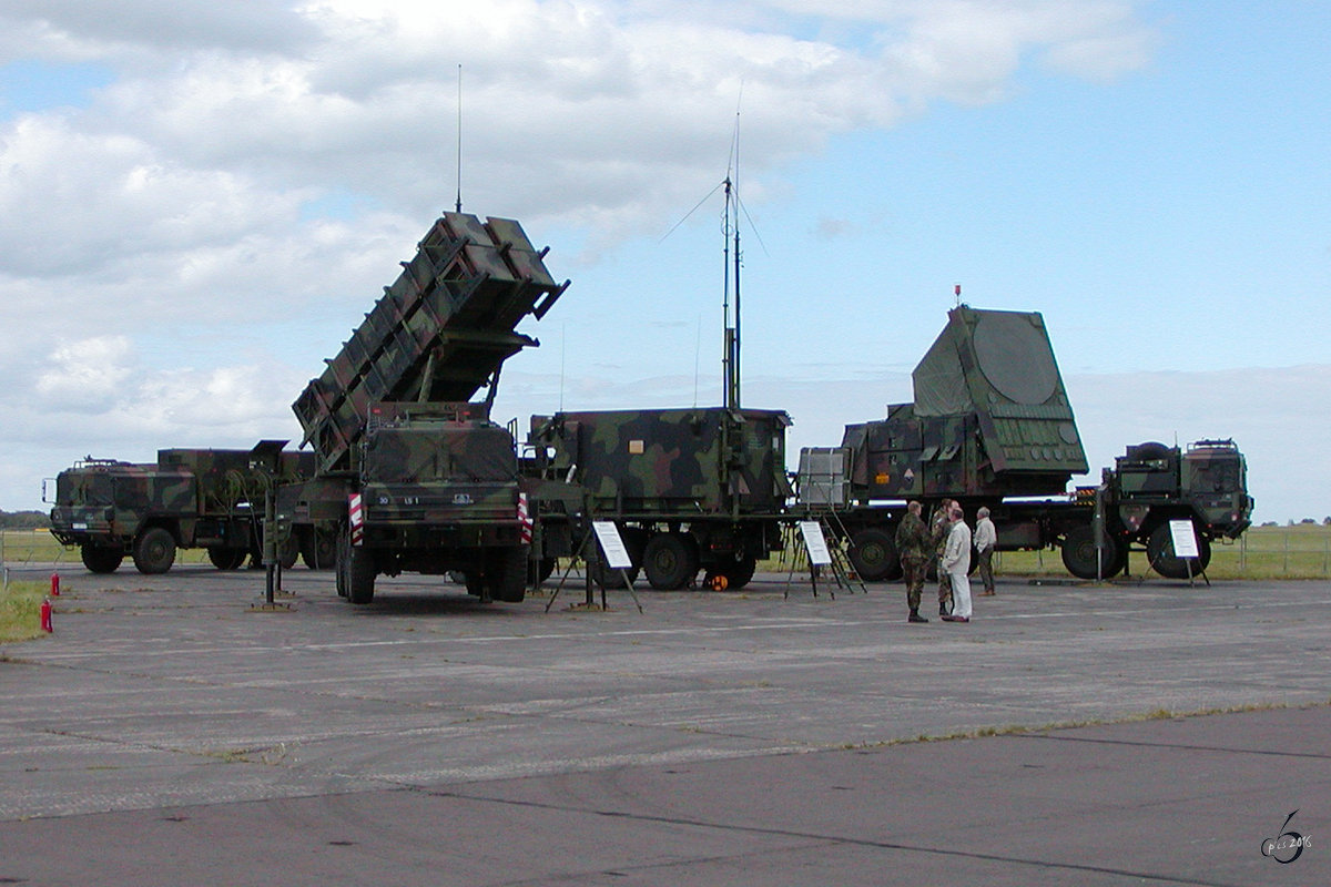 Das Mittelstrecken-Flugabwehrraketen-System Patriot auf dem Flughafen Neubrandenburg-Trollenhagen. (August 2002)